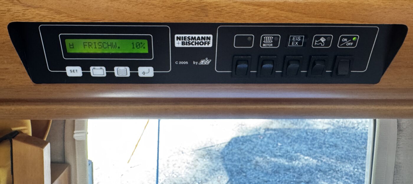 Originales Niesmann+Bischoff Bedienpanel von 1998 mit einzeiligem grünen Display, vier Tasten und fünf Kippschaltern