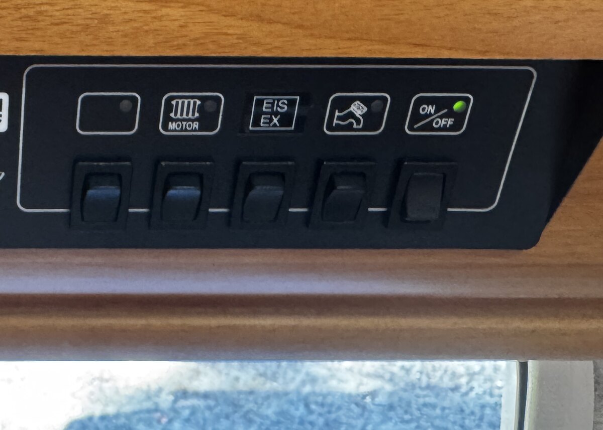 Die originalen Kippschalter am Bedienpanel, beschriftet mit Motor, EIS EX und weiteren Symbolen