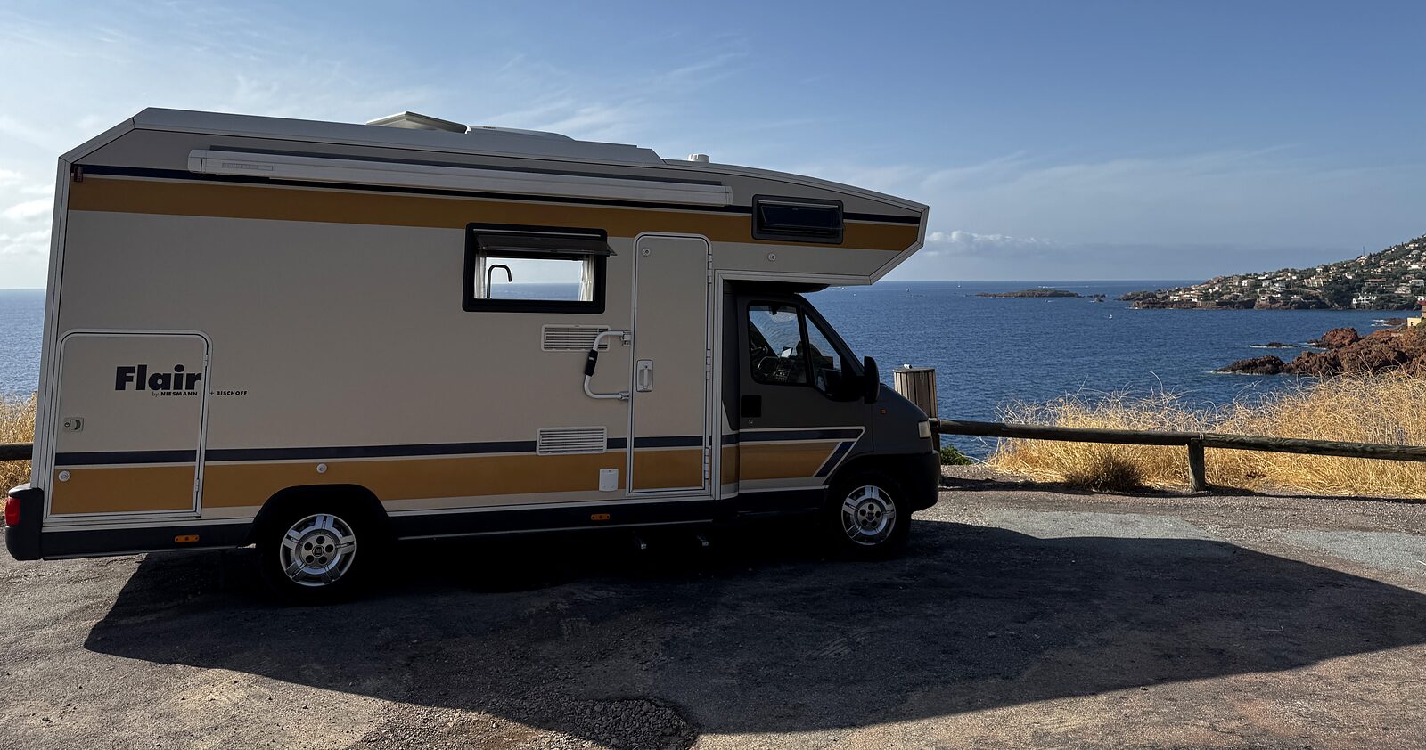 Der Flair 6000 im Abendlicht an der Côte d'Azur, dahinter das Meer und die Küste des Esterel