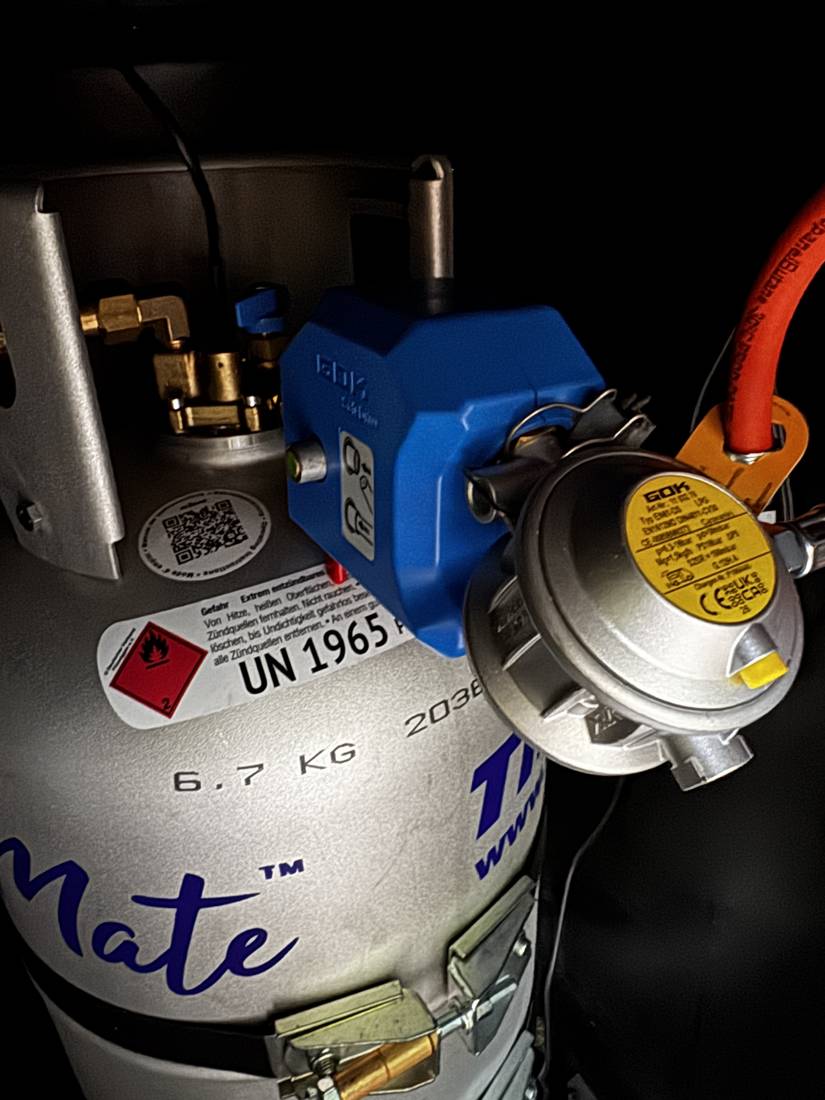 Gasdruckregler GOK Caramatic SafeDrive mit blauem Crash-Sensor am Ventil der Gastankflasche