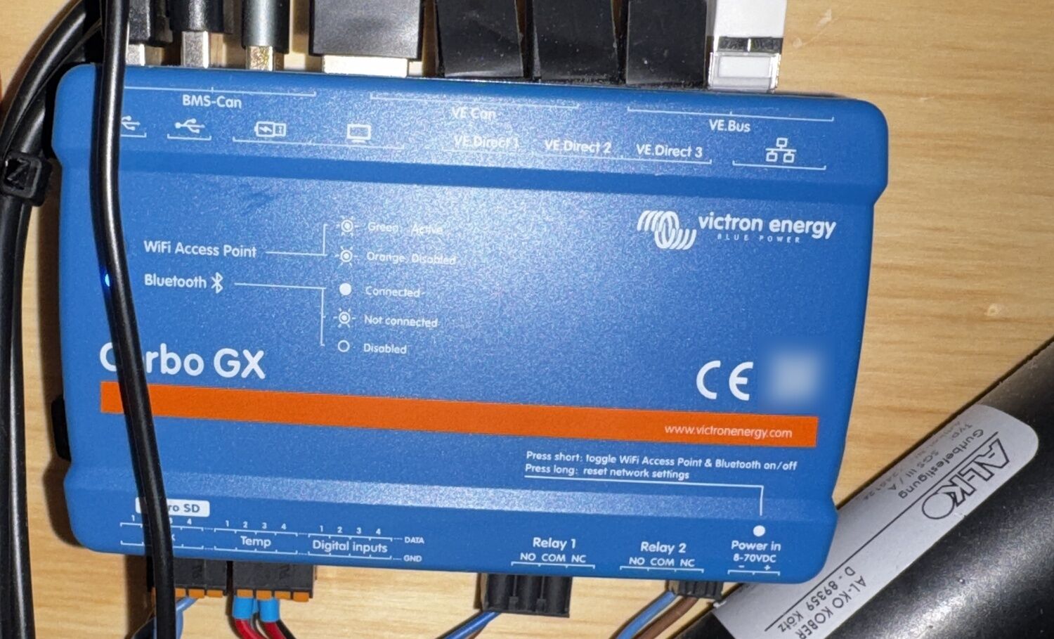 Victron Cerbo GX mit angeschlossenen VE.Direct-, VE.Bus- und Netzwerkkabeln