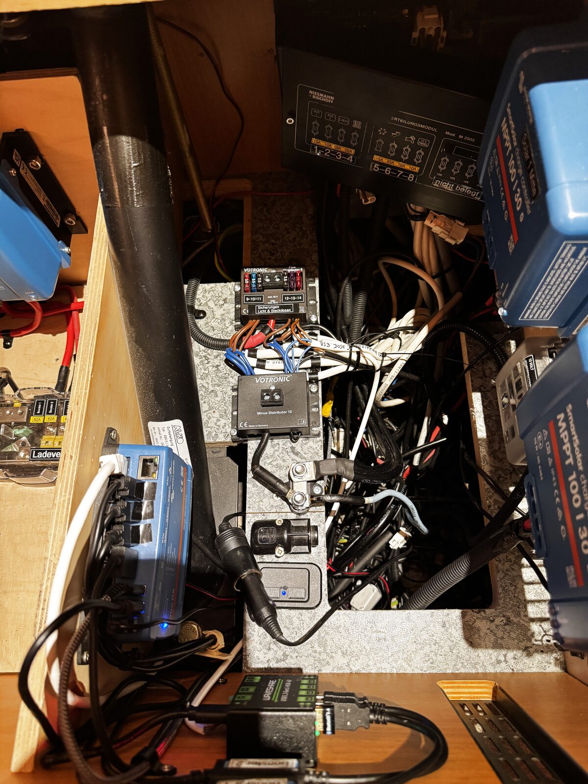 Blick ins Technikfach mit zwei SmartSolar MPPT, Cerbo GX, Ladeverteiler und Votronic-Sicherungsverteilern